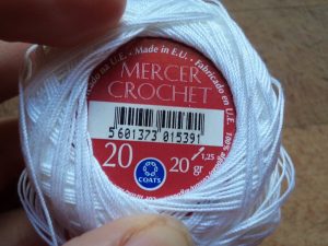 making-festive-necklaces-crochet-thread