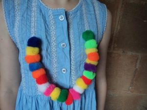 making-festive-necklaces-plain-pompoms-close-up