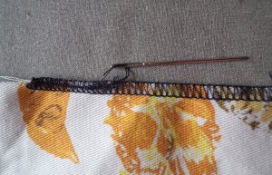 Overlocking A perfect beginning and end 4b Use a darning needle