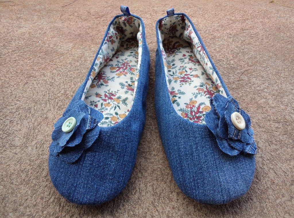 free-pattern-ballerina-slippers-finished-slippers-with-flowers