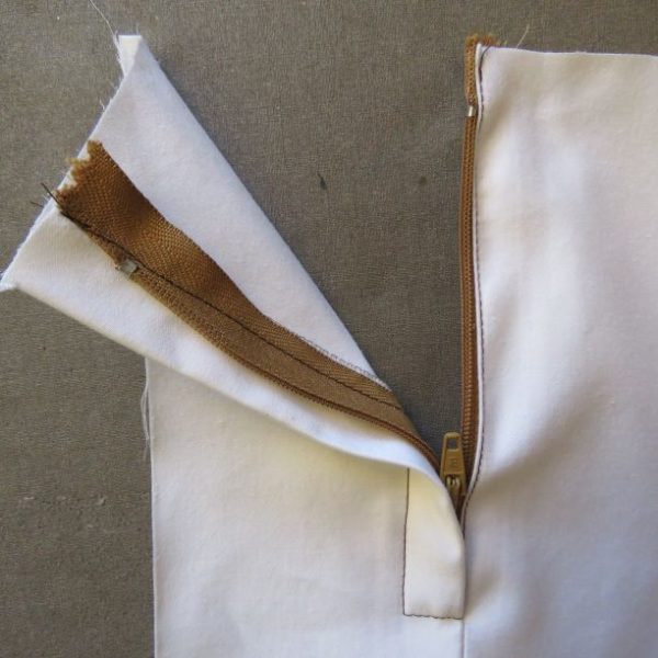 How to sew a zip without using pins - The Craft of Clothes