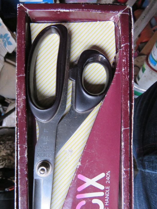 Sewing scissors