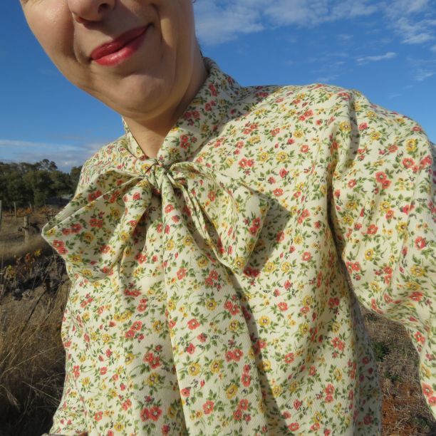 Iris blouse: close-up of the bow.